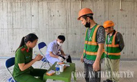 Công an kiểm tra 120 công nhân ngay tại công trường