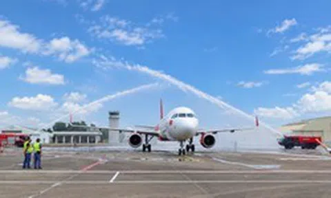 Đúng 25/10, một máy bay của Vietjet được chào đón bằng nghi thức phun vòi rồng tại sân bay Đài Nam (Đài Loan, Trung Quốc)