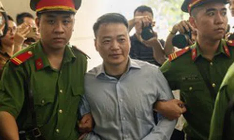 Nụ cười khó hiểu của Shark Bình khi bị dẫn giải đến tòa