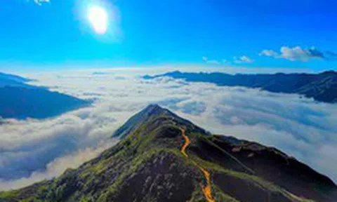 Việt Nam sở hữu một "sống lưng khủng long" tại điểm đến du lịch mới nổi hàng đầu châu Á với khí hậu mát mẻ quanh năm, hút khách nhờ biển mây và núi rừng hùng vĩ