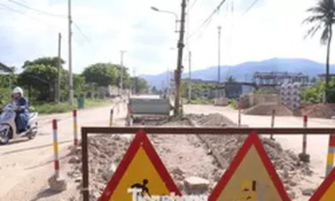 Đường hơn 3km thi công 3 năm vẫn dang dở, người dân khổ sở đi lại