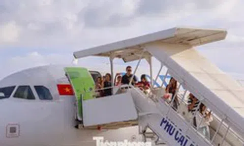 Chuyến bay đầu tiên hạ cánh xuống đường băng mới hơn 3.200 tỷ tại Phù Cát