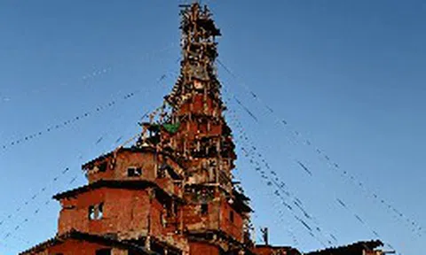Chỉ trong vài giờ, toà nhà 10 tầng bị phá bỏ chỉ còn 1 tầng