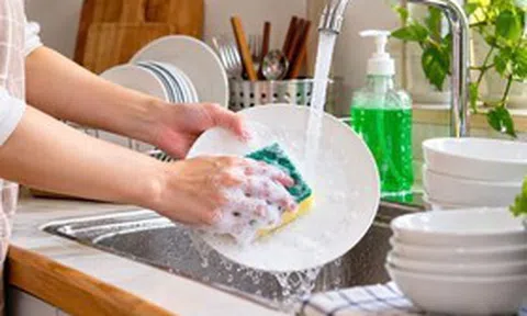 Rửa bát nhớ tránh 5 sai lầm này kẻo cả nhà rước bệnh