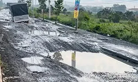 Đường huyết mạch đầy 'ổ voi' sau mưa to và triều cường, Tây Ninh xử lý thế nào?