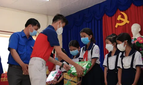 Hành trình nâng bước học sinh nghèo ở cực Nam Tổ quốc