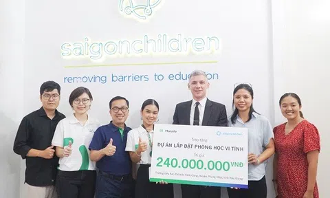 Manulife Việt Nam tài trợ dự án lắp đặt phòng vi tính cho trường học ở Hậu Giang