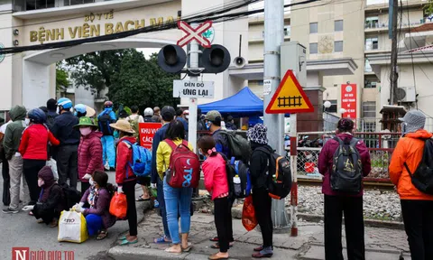 Bệnh nhân bệnh viện Bạch Mai xếp hàng dài làm thủ tục chạy thận