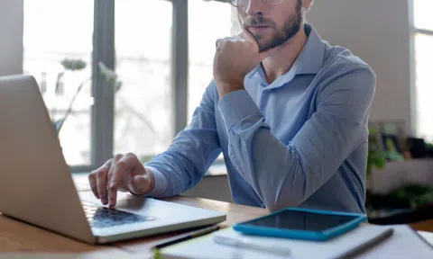 Hãy dừng ngay việc chạm tay lên mặt để tránh lây lan virus Corona