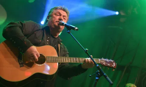 Huyền thoại nhạc đồng quê Joe Diffie qua đời do Covid-19
