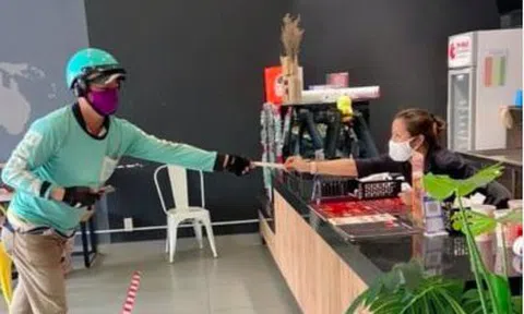 "Cái khó ló cái khôn", muôn chiêu phòng dịch thời Covid-19 của shipper