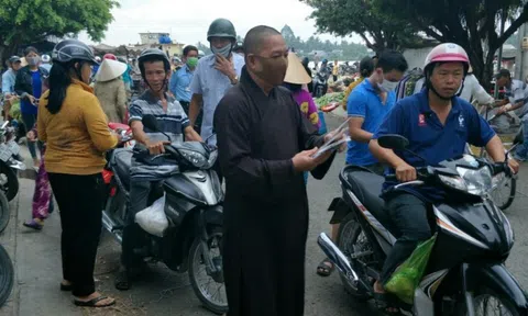 Trụ trì chùa ở Vĩnh Long may 40.000 khẩu trang tặng người dân
