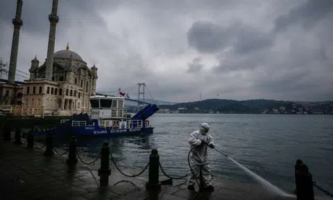 Ảnh hưởng Covid-19, có gia đình đã phải pha thêm nước vào sữa cho con