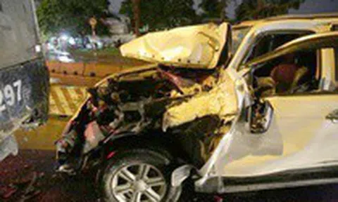 Ôtô 7 chỗ tông nhiều xe chờ đèn đỏ ở TP.HCM