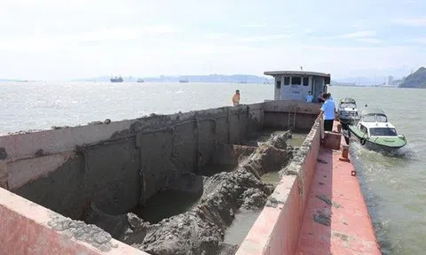 Quảng Ninh: Bắt tàu đổ trộm chất thải xuống vùng lõi vịnh Hạ Long