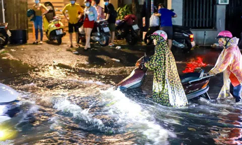 Ngập nửa mét sau cơn mưa chiều cuối tuần ở TP.HCM