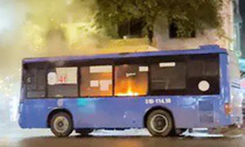Xe buýt bốc cháy trên đường ở TP.HCM