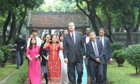 Đại sứ Mỹ Kritenbrink thăm Văn Miếu, tưởng niệm danh nhân Chu Văn An
