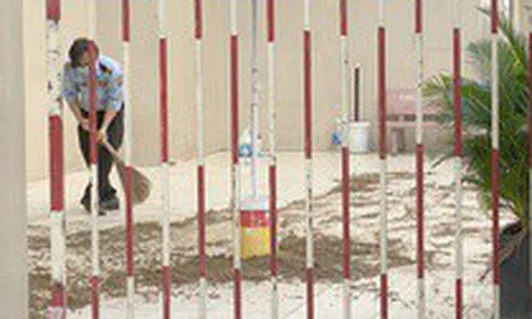 Người phụ nữ rơi chung cư do trèo qua lan can