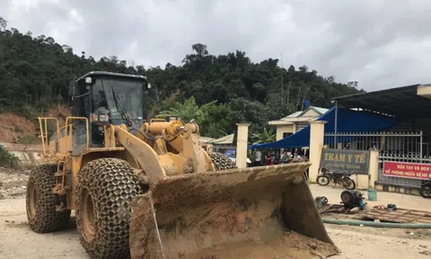 Quảng Nam: Nổ phá thông tuyến vào 2 xã bị cô lập