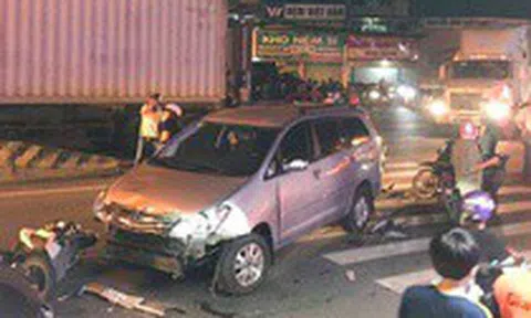 Ôtô tông hàng loạt xe máy ở TP.HCM