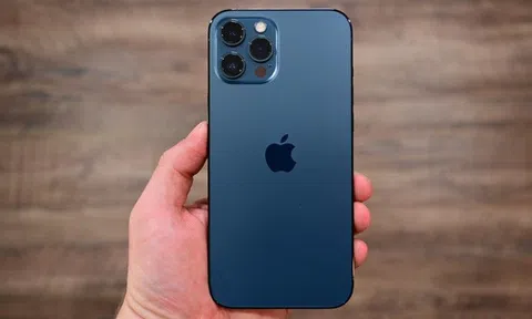 Lỗi lạ trên iPhone 12 Pro Max: không thể sạc chung với các thiết bị khác qua một củ sạc