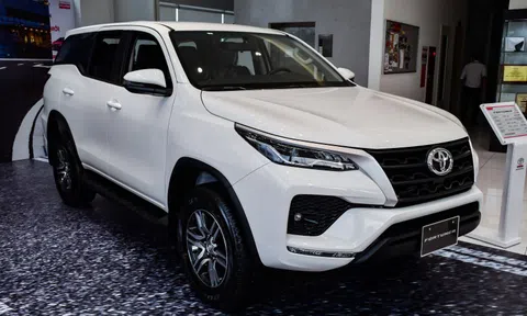 Toyota Fortuner vượt Hyundai Santa Fe trong tháng 10