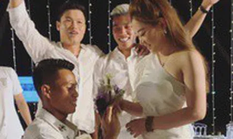 Hậu vệ HAGL cầu hôn bạn gái trong đám cưới Công Phượng