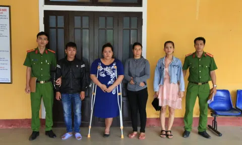 Khởi tố 4 người đánh ghen, lột áo quần làm nhục người khác