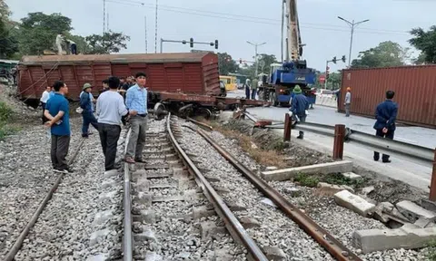 Tàu hàng trật bánh khỏi đường ray ở Hà Nam