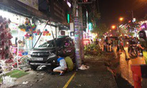 Xe 7 chỗ tông nhiều xe máy ở quận 12, cấp cứu hai người