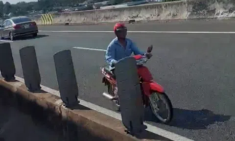 Kinh hoàng người đàn ông chạy xe máy ngược chiều trên cao tốc TP.HCM - Trung Lương