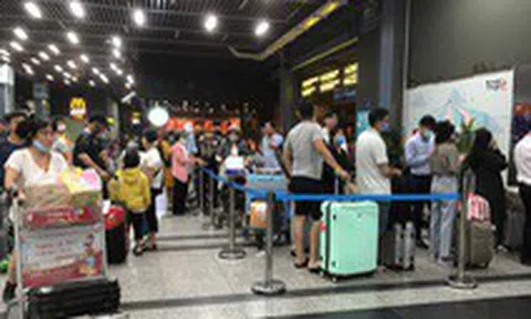 Phân làn xe ở Tân Sơn Nhất: lắp thêm 2 thang máy cho khách đón xe công nghệ