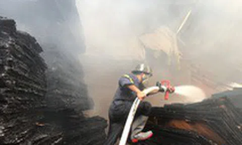 Cảnh sát đục tường để chữa cháy cơ sở sản xuất gỗ