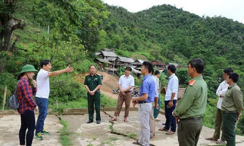 “Khối bom” đất treo lơ lửng trên đầu bản