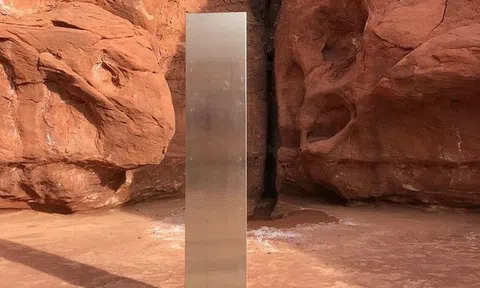 Phát hiện khối kim loại bí ẩn đứng sừng sững ngay giữa sa mạc hoang vu ở Mỹ