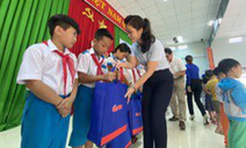 Quà Tiếp sức đến trường đến với học sinh, giáo viên vùng bão lũ Quảng Nam