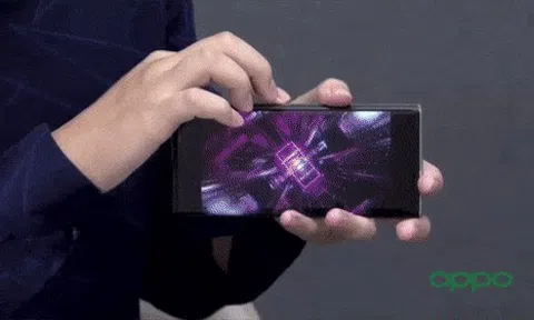 Clip: Cận cảnh chiếc điện thoại màn hình cuộn đầu tiên trên thế giới