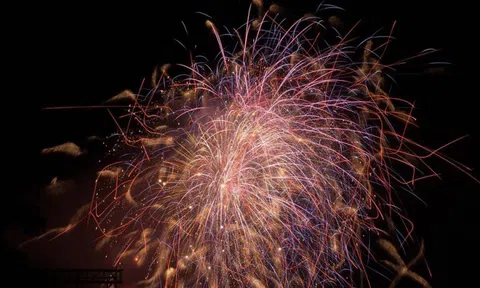 Clip: Cận cảnh quy trình sản xuất pháo hoa