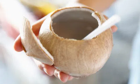 Lý do khiến chị em không nên uống nước dừa vào buổi tối