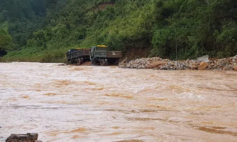 Bốn du khách bị lũ cuốn, hai người mất liên lạc