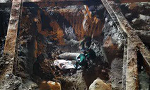 Cấm dùng điện thoại trong bán kính 200m quanh quả bom to còn 2 ngòi nổ