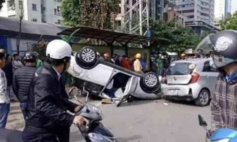 Xe ô tô lật ngửa giữa phố sau tai nạn liên hoàn