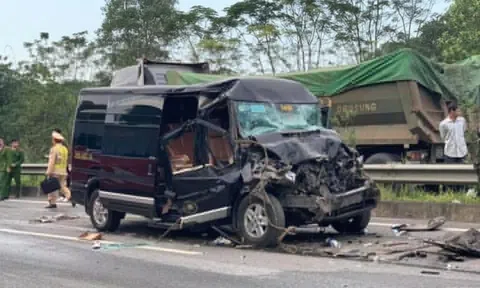 Limousine tông xe đầu kéo trên cao tốc: Nữ cán bộ Tỉnh ủy Yên Bái tử vong