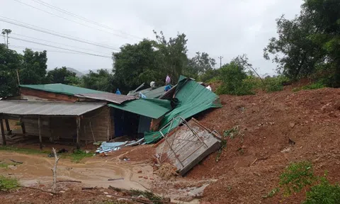 Sạt lở đất khiến một đoạn quốc lộ bị vùi lấp