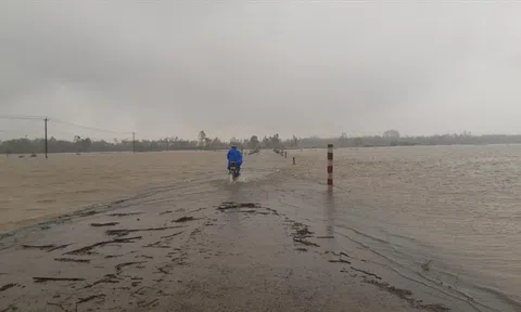 Quảng Nam: Mưa lớn chia cắt quốc lộ 40B khiến nhiều xã bị cô lập