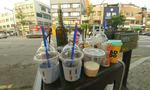 Từ tháng 12/2020, Hàn Quốc cấm sử dụng cốc nhựa dùng một lần