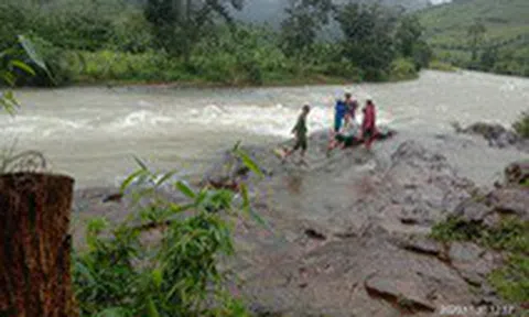 Vẫn chưa tiếp cận được hai đoàn du khách mắc kẹt trên núi Tà Giang