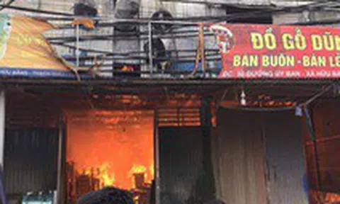 10 xưởng gỗ rộng gần 1.000m2 bị lửa thiêu rụi