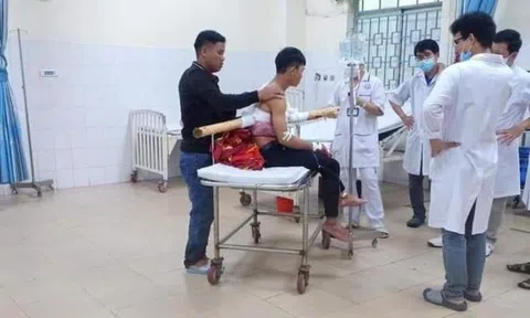 Chạy xe với tốc độ cao, một thiếu niên bị cây keo đâm xuyên người